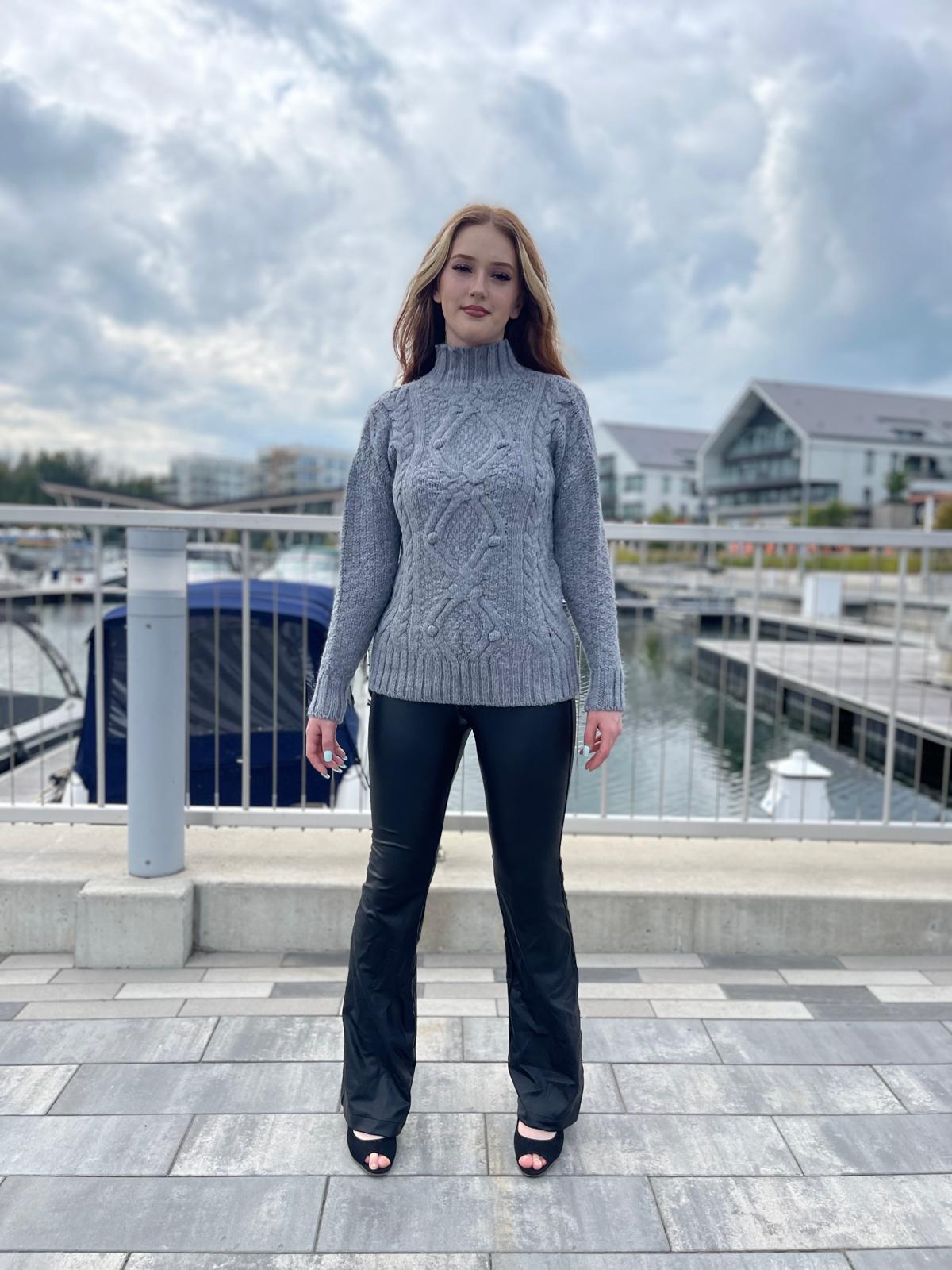 Cable Classic Knit Round Neckline Long Sleeve Sweater